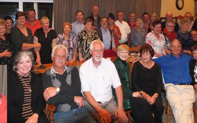 Die groot groep lede en gaste van Gansbaai Wynproegilde tydens hulle onlangse Jaareindfunksie met die nuutverkose voorsitter, Theuns Roodman in die inlas